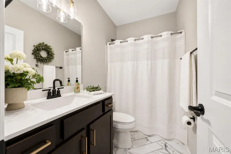 Hall bathroom — 204 Randlin Drive, Lake St. Louis, MO 63367