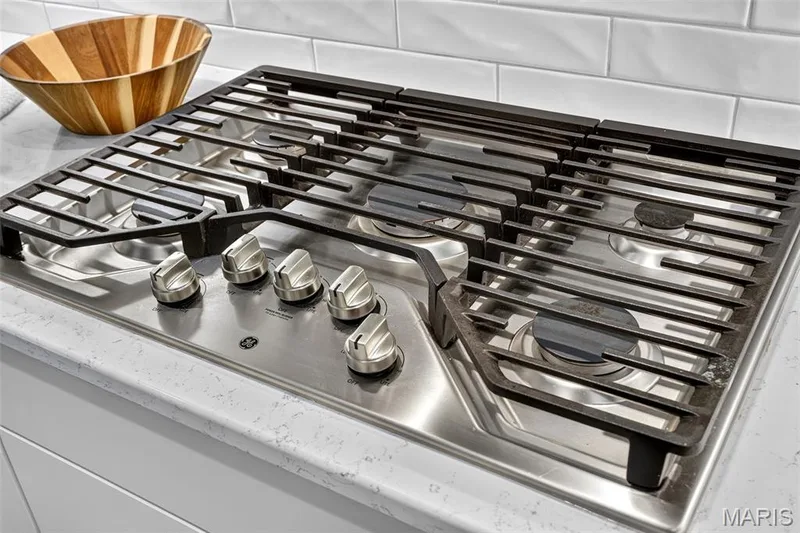 Gas cooktop — 204 Randlin Drive, Lake St. Louis, MO 63367