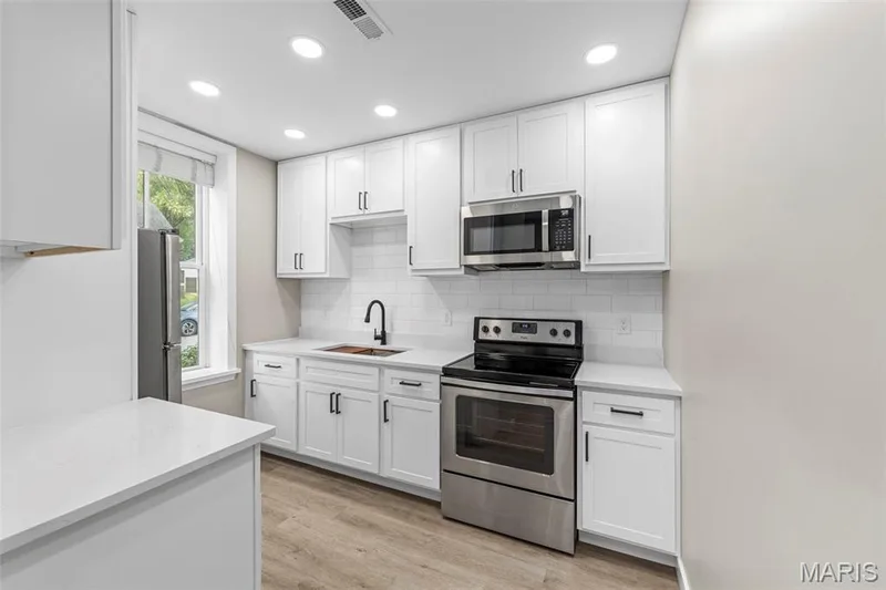 620 S Benton Avenue, St Charles, MO 63301 — listing photo 5 of 31