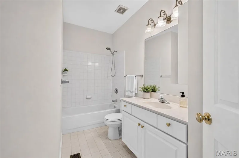 2223 Twin Estates Circle, Chesterfield, MO 63017 — listing photo 22 of 43