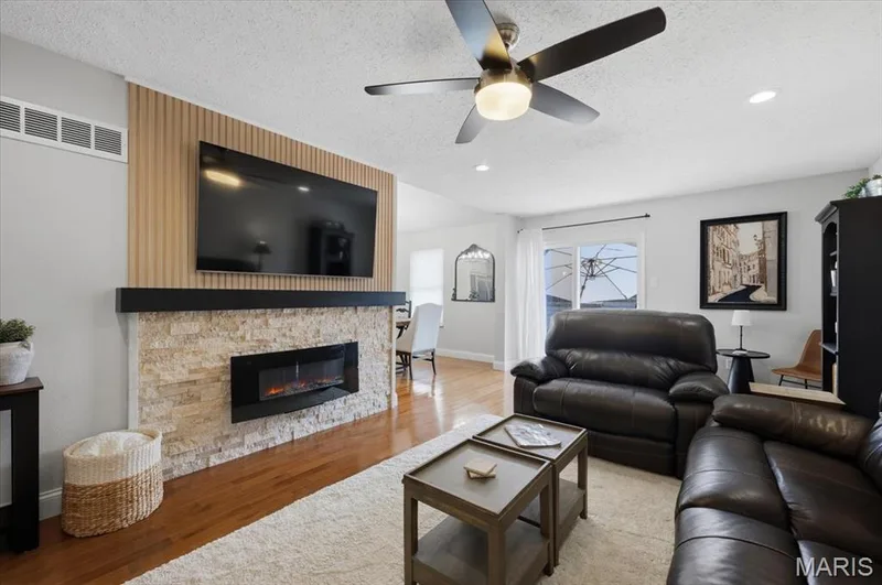 2174 Bantry Court, Chesterfield, MO 63017 — listing photo 3 of 24
