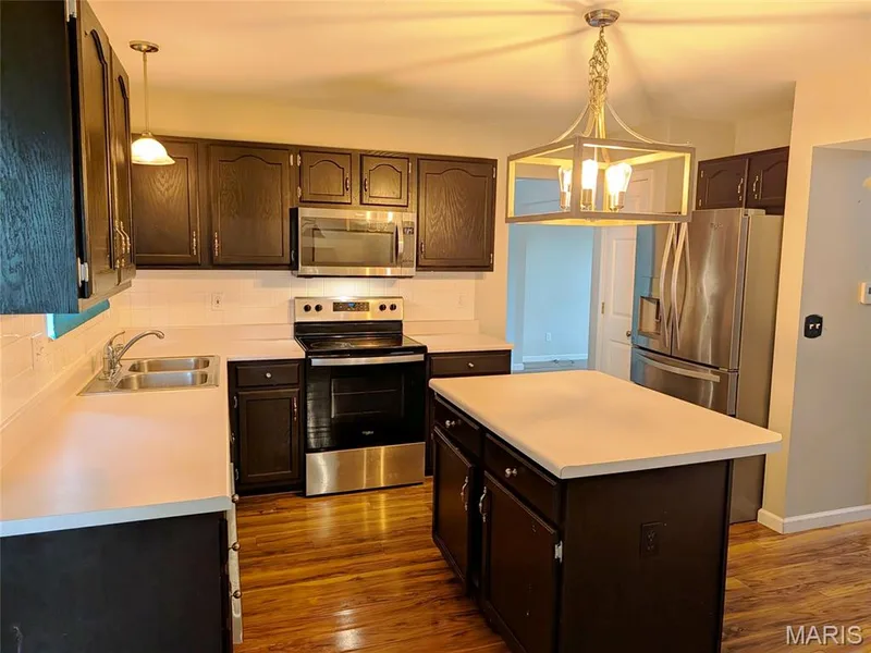 905 Lands End Circle, St Charles, MO 63304 — listing photo 7 of 32