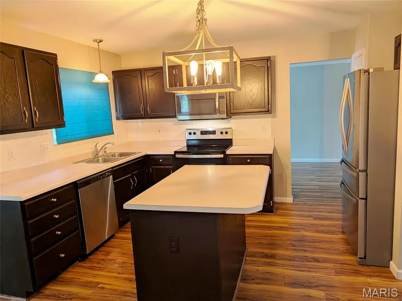 905 Lands End Circle, St Charles, MO 63304 — listing photo 8 of 32