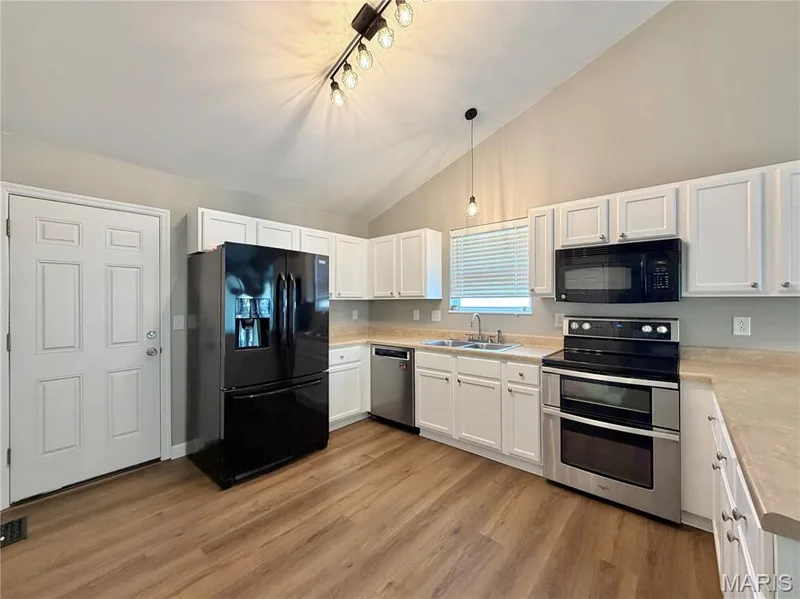 240 Cherrywood Parc Drive, O'Fallon, MO 63368 — listing photo 8 of 22