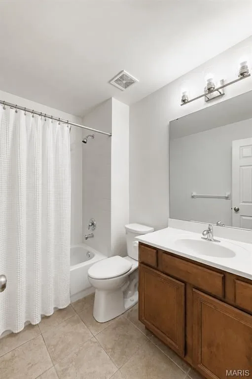 Full bath between bedrooms 3 & 4 — 11 Orchard Trace Lane, Wildwood, MO 63040