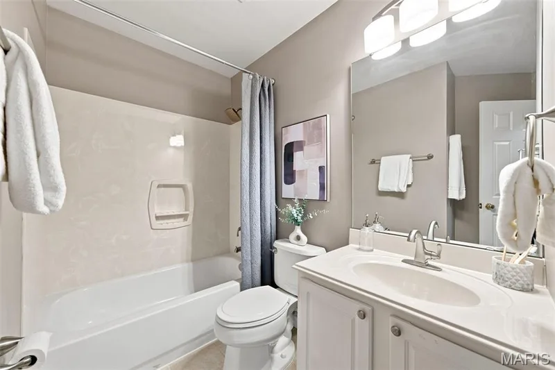 Main level full Hall Bath — 752 Hawk Run Drive, O'Fallon, MO 63368