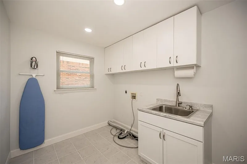 Spacious main floor laundry with utility sink & closet! — 842 Braefield Court, Chesterfield, MO 63017