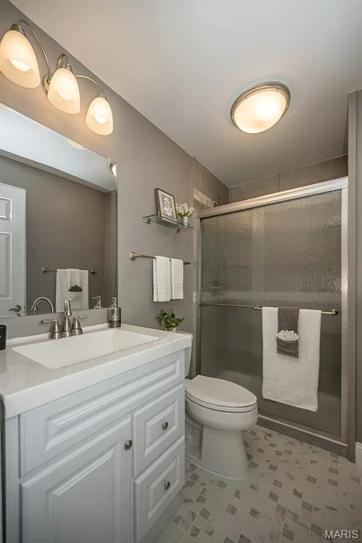 Full bathroom located in the lower level — 842 Braefield Court, Chesterfield, MO 63017