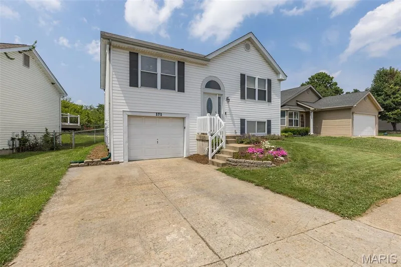 171 Kunze Drive, St Charles, MO 63303 — listing photo 2 of 37