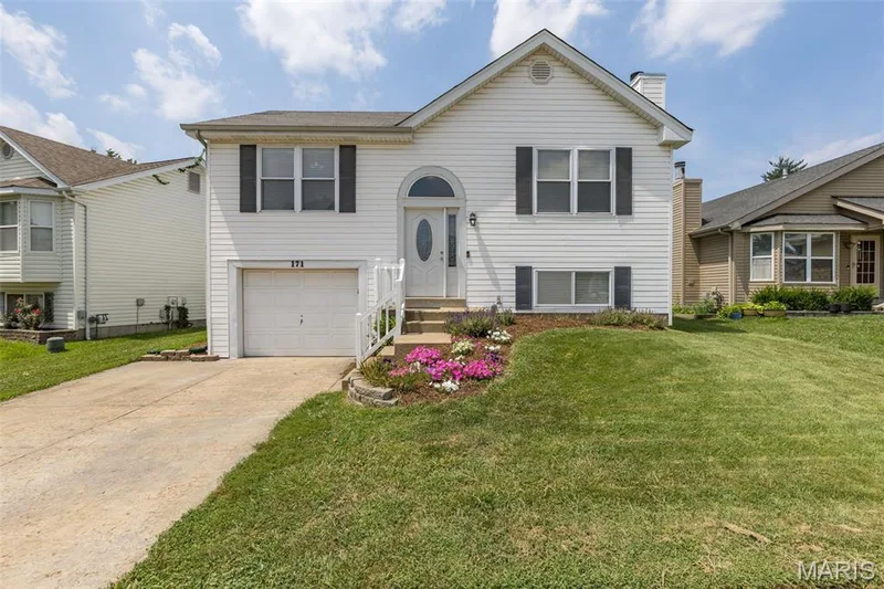 171 Kunze Drive, St Charles, MO 63303 — listing photo 3 of 37