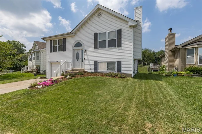 171 Kunze Drive, St Charles, MO 63303 — listing photo 4 of 37