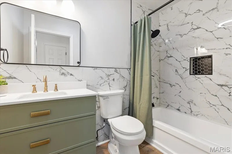 Hall Bath — 746 Schluersburg Road, Augusta, MO 63332