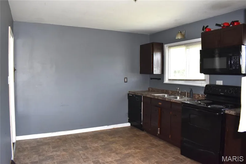 302 Barthel Avenue, St Charles, MO 63301 — listing photo 7 of 14