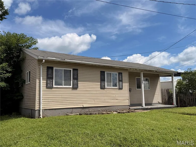 302 Barthel Avenue, St Charles, MO 63301 — listing photo 3 of 14