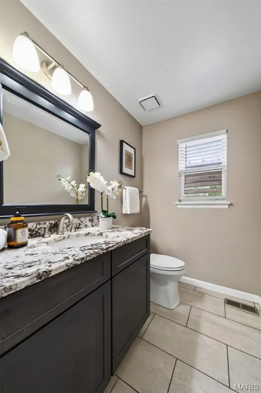 Half-bath located on main floor, between kitchen and living room. — 1016 Lafayette Place, Lake St. Louis, MO 63367
