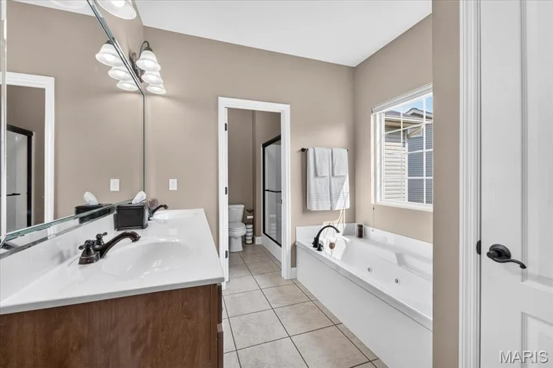 Primary Main Bedroom with ensuite. — 713 Bellingrath Gardens Court, Wentzville, MO 63385