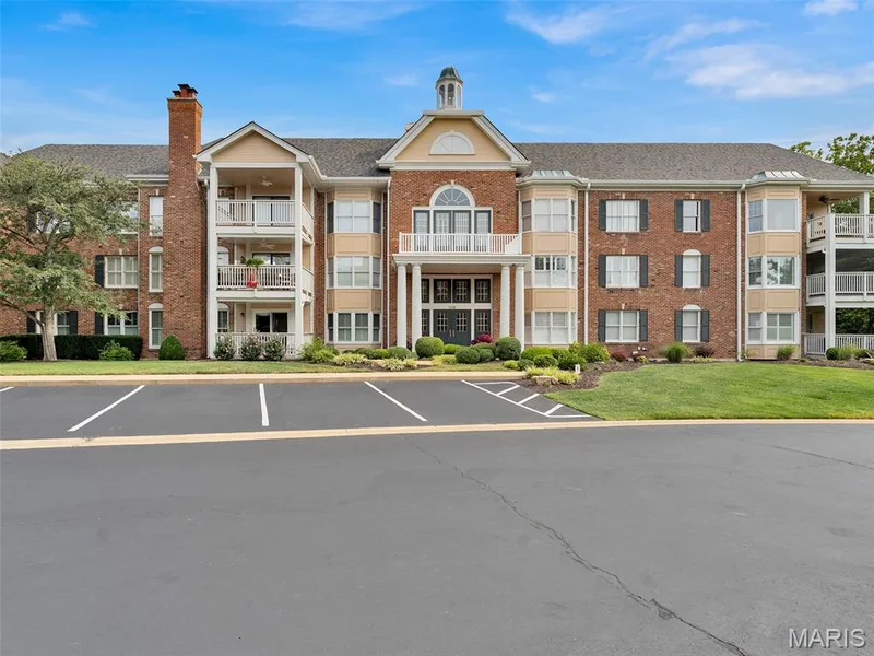 Stately, beautifully maintained,...home. — 208 Ambridge Court #206, Chesterfield, MO 63017