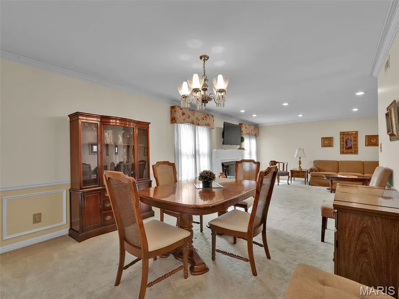 Dining room space, as viewed from the entrance to the kitchen.. — 208 Ambridge Court #206, Chesterfield, MO 63017