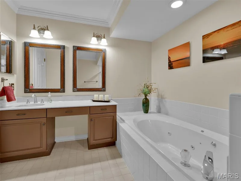 Primary Bathroom with soaking tub and separate shower. — 208 Ambridge Court #206, Chesterfield, MO 63017
