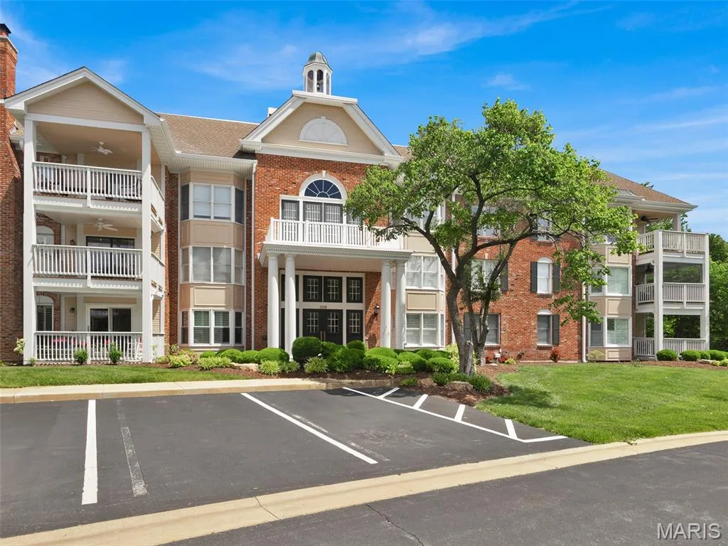 Welcome to all that is special about 208 Ambridge, #206, in lovely Baywood Villages! — 208 Ambridge Court #206, Chesterfield, MO 63017