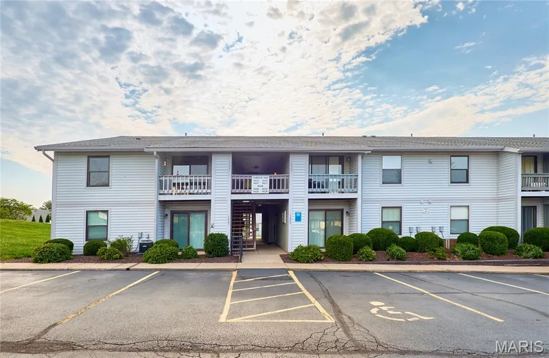 1626 Summergate Parkway #E, St Peters, MO β listing photo 1