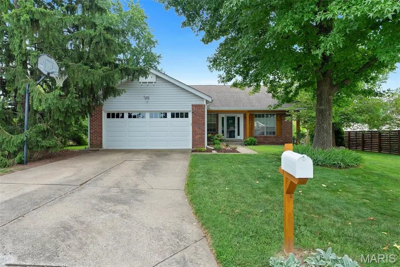 2 Shadowood Court, St Peters, MO — listing photo 1