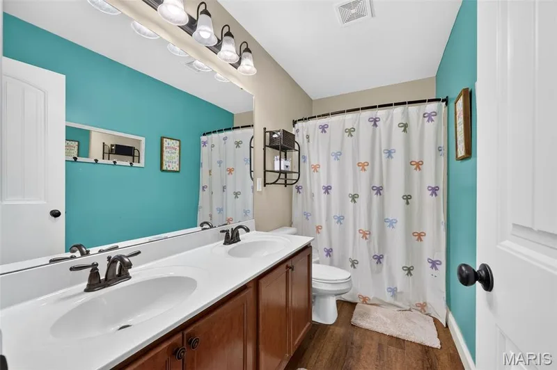 Upper Level hall bathroom — 236 Victoria Park Avenue, Wentzville, MO 63385