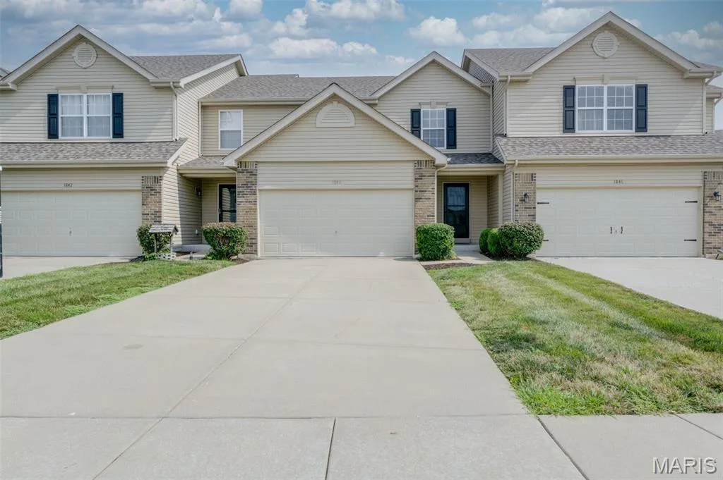 Newer Townhome in the heart of St Peters — 1844 Sterling Oaks Drive, St Peters, MO 63376
