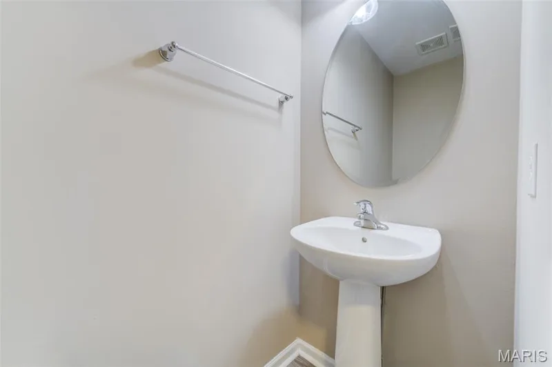 Decorative bath w/pedestal sink — 1844 Sterling Oaks Drive, St Peters, MO 63376