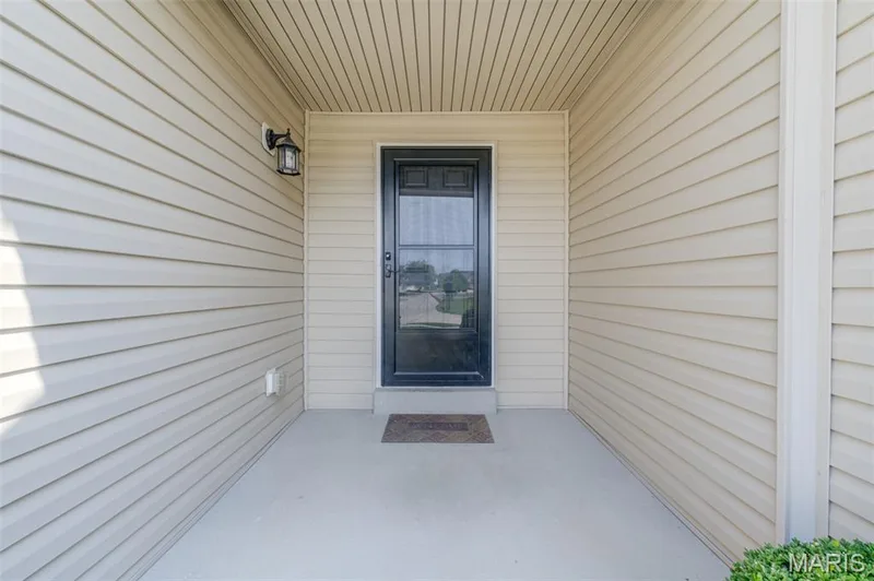 Covered entrance porch — 1844 Sterling Oaks Drive, St Peters, MO 63376
