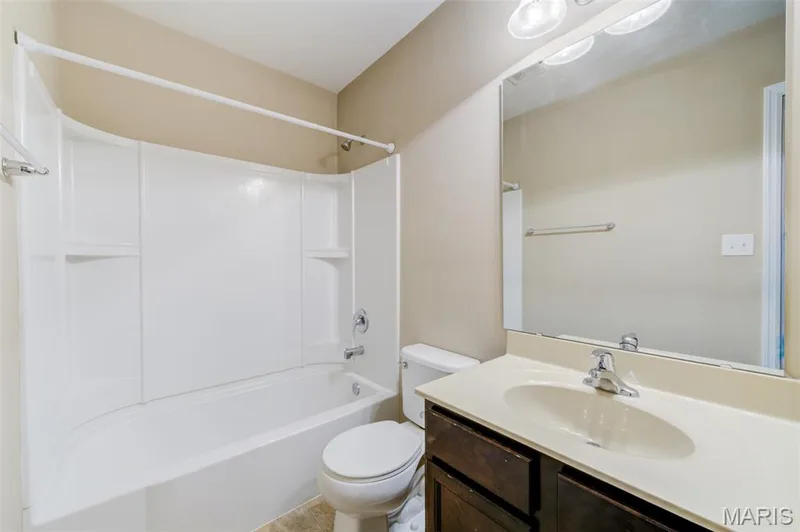 Full hall bath — 1844 Sterling Oaks Drive, St Peters, MO 63376