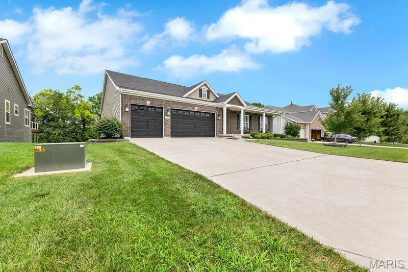 115 Hannahs Mill Drive, Lake St. Louis, MO 63367 — listing photo 4 of 40