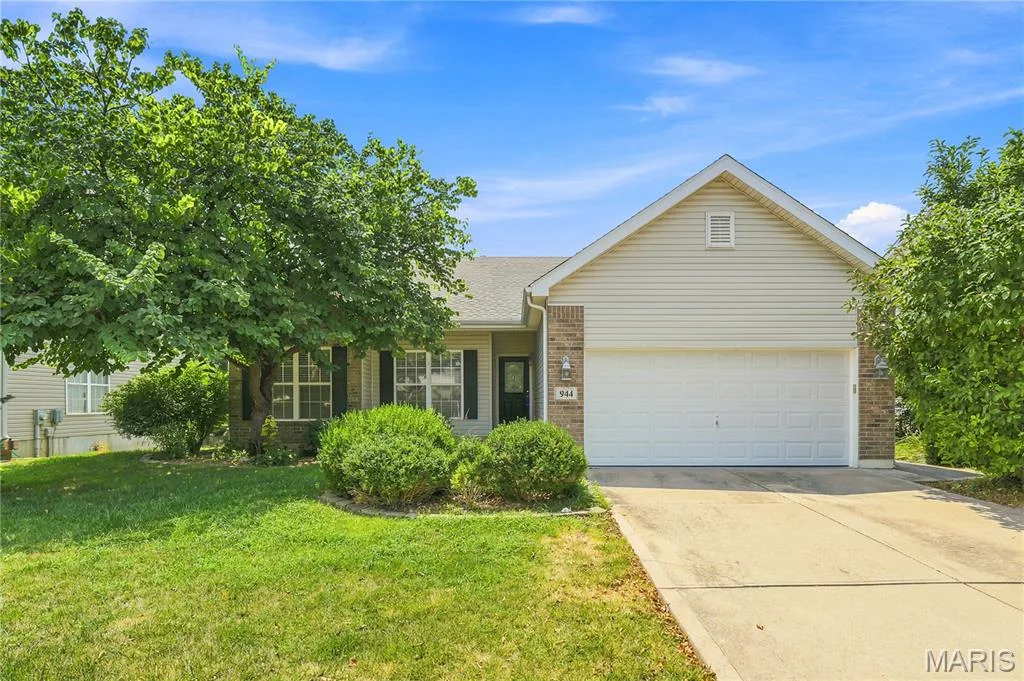 944 Daffodil Ridge Drive, O'Fallon, MO 63366 — listing photo 1 of 33