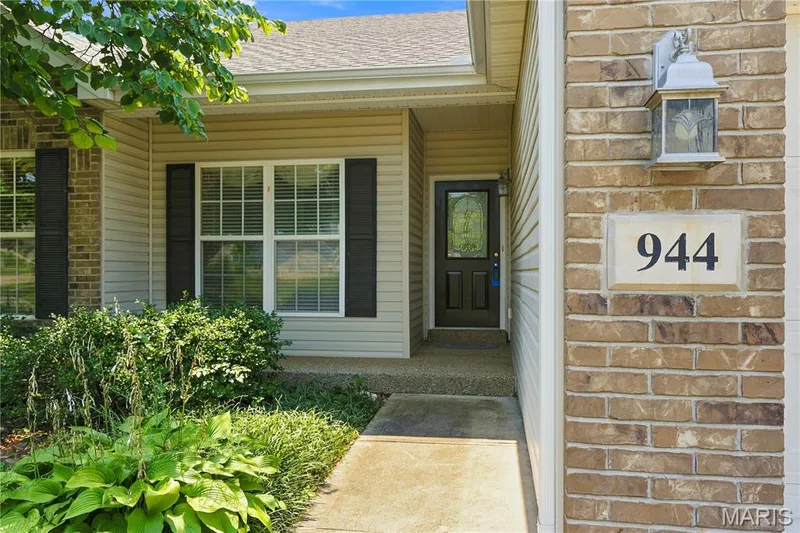 944 Daffodil Ridge Drive, O'Fallon, MO 63366 — listing photo 2 of 33