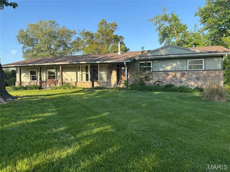 2 Saint Raymond Drive, St Peters, MO β listing photo 1