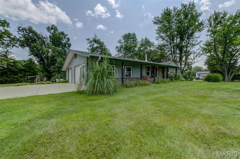 2 Saint Raymond Drive, St Peters, MO 63376 — listing photo 4 of 37