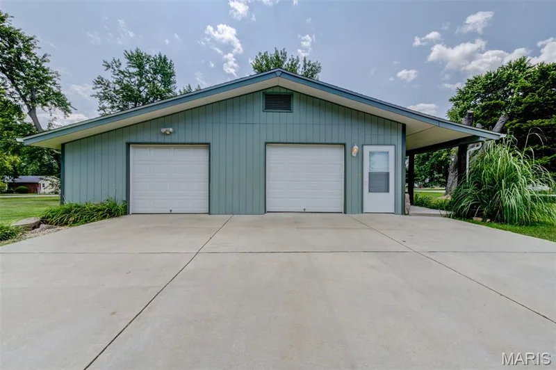 Huge garages can fit 2 or more cars — 2 Saint Raymond Drive, St Peters, MO 63376