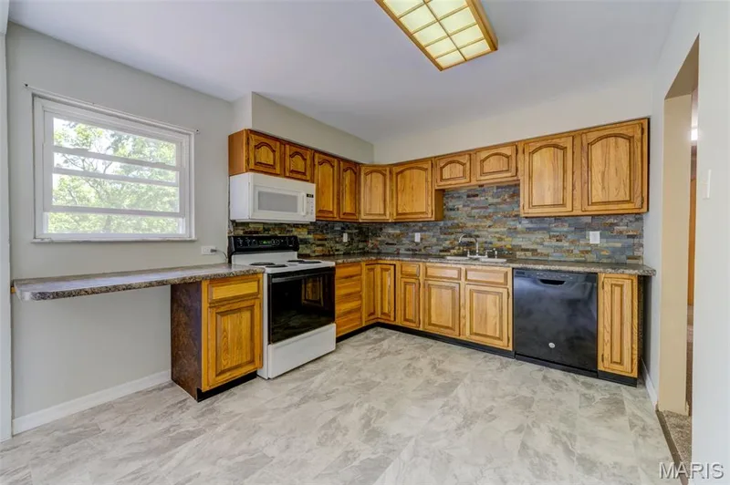 2 Saint Raymond Drive, St Peters, MO 63376 — listing photo 10 of 37