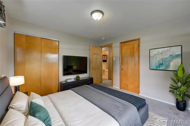 Virtual Staging — 2 Saint Raymond Drive, St Peters, MO 63376