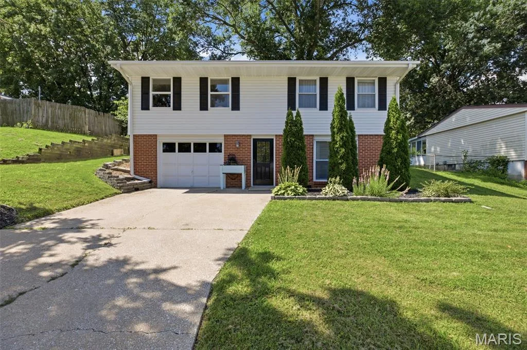 1107 Esterling Drive, St Charles, MO 63301 — listing photo 1 of 41