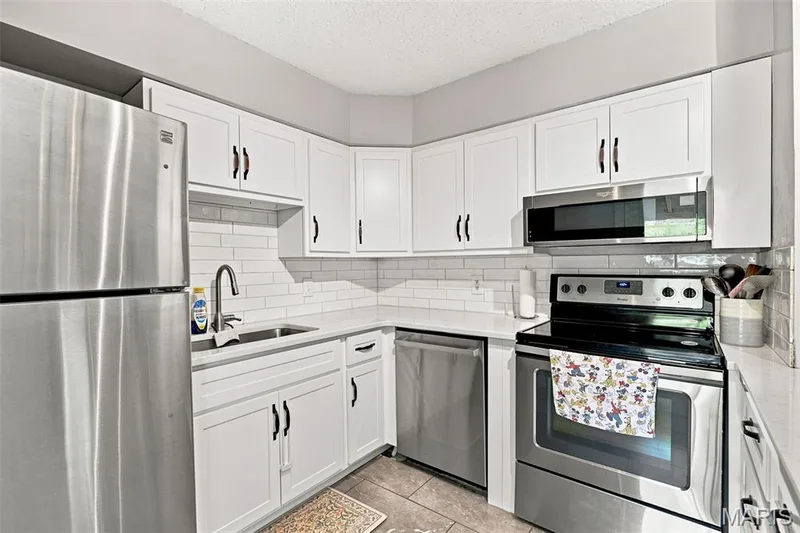 1107 Esterling Drive, St Charles, MO 63301 — listing photo 10 of 41