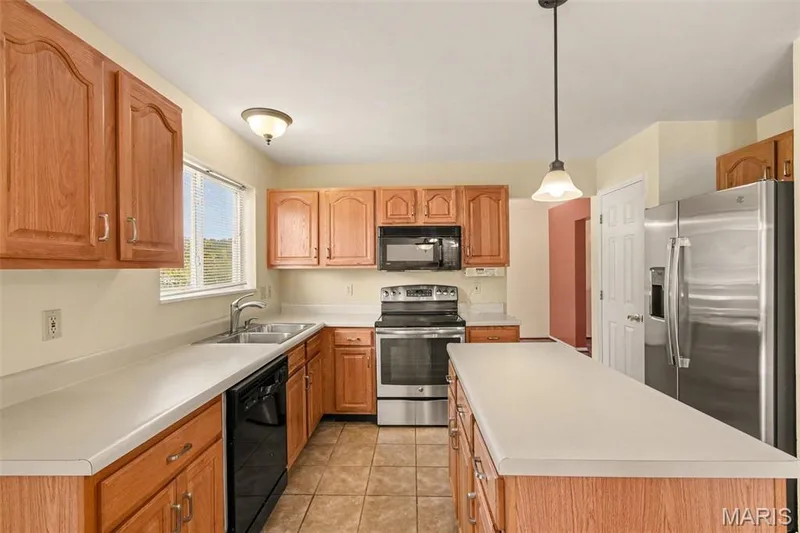 1252 Caribou Run, O'Fallon, MO 63366 — listing photo 2 of 24