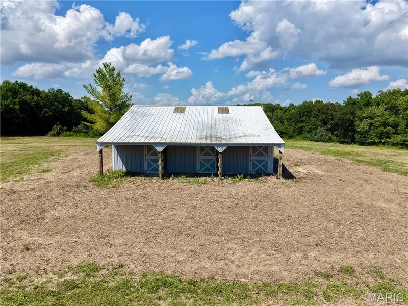 4 stall horse barn, in working order and ready for you! — 33 Timber Ridge Drive, Marthasville, MO 63357