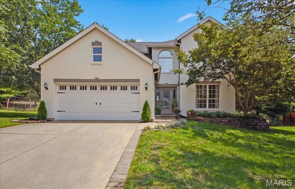 Welcome to this 4-bed, 2.5-bath home, located on a cul-de-sac, with a partially finished lower level.  Lots of natural light. — 175 Beacon Point Lane, Wildwood, MO 63040