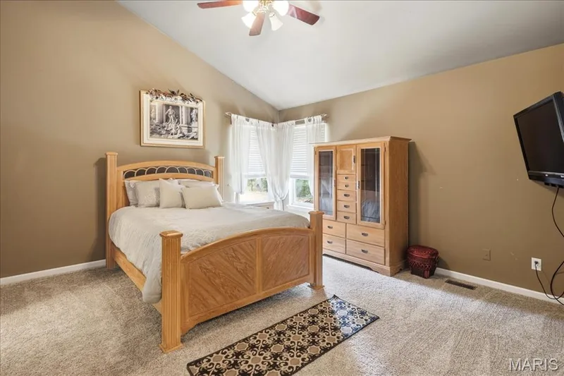 Vaulted ceiling, walk-in closet and ceiling fan. — 175 Beacon Point Lane, Wildwood, MO 63040