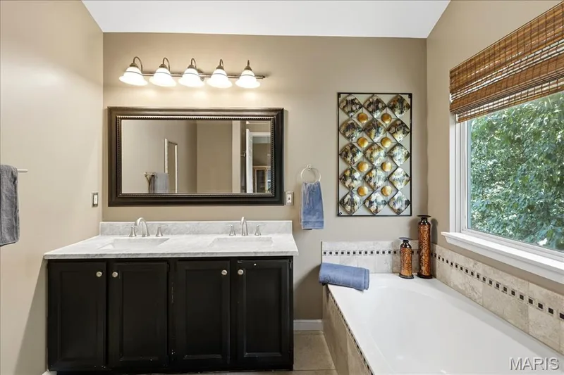 Double vanity, soaking tub and separate shower. — 175 Beacon Point Lane, Wildwood, MO 63040