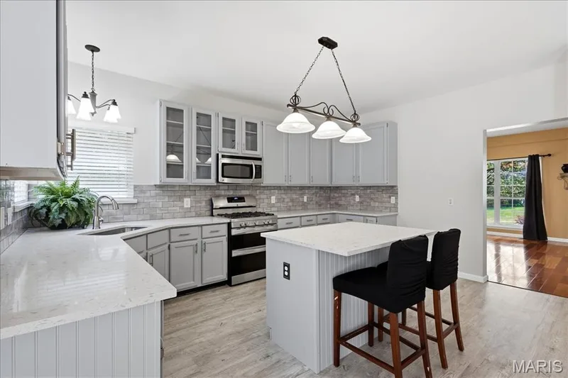 Spacious kitchen with gas stove, center island/breakfast bar, built-in microwave and pantry. — 175 Beacon Point Lane, Wildwood, MO 63040