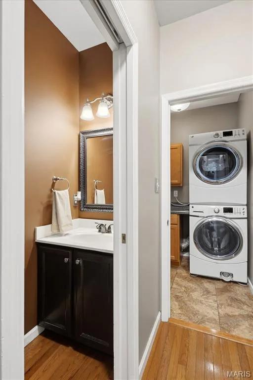 First floor half bathroom next to the laundry room. — 175 Beacon Point Lane, Wildwood, MO 63040