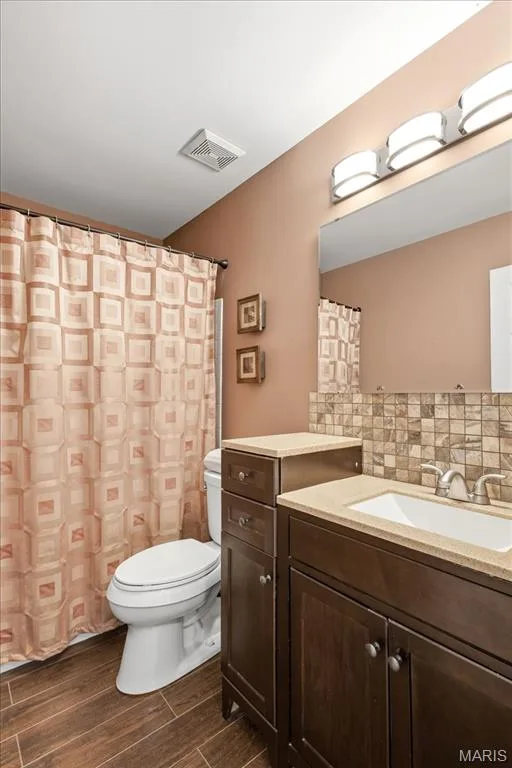 Second floor full hallway  bathroom with combination shower/tub. — 175 Beacon Point Lane, Wildwood, MO 63040