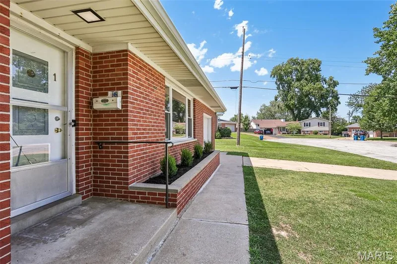 1 Elmwood Court, St Charles, MO 63301 — listing photo 4 of 47